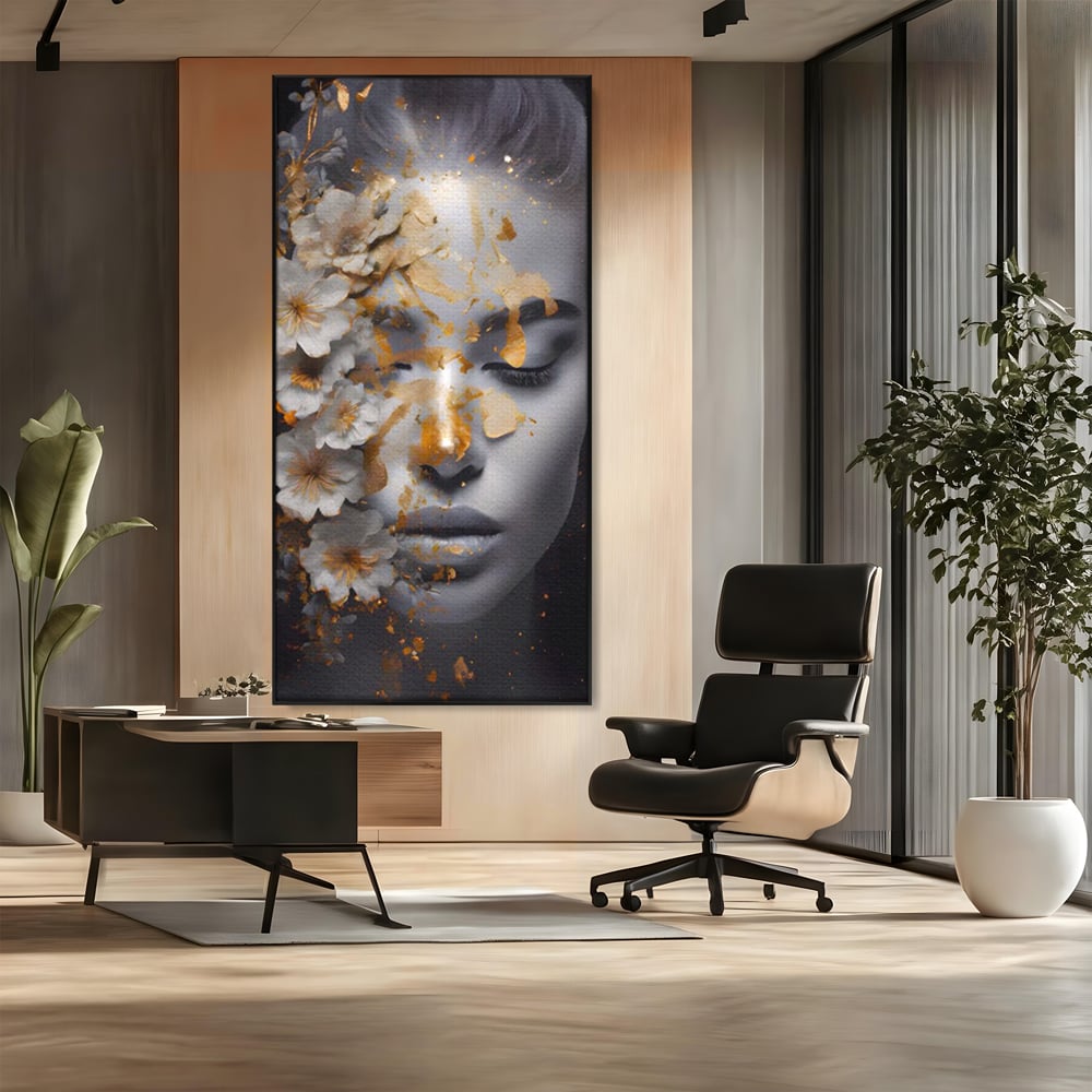 Tablou canvas cu portret de femeie cu flori si foita aurie, in rama de aluminiu negru, pe perete intr-un birou